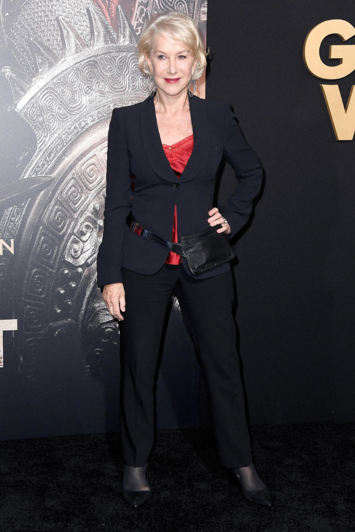 Хелен Миррен в черном брючном костюме и красном топе, 2017 февраль