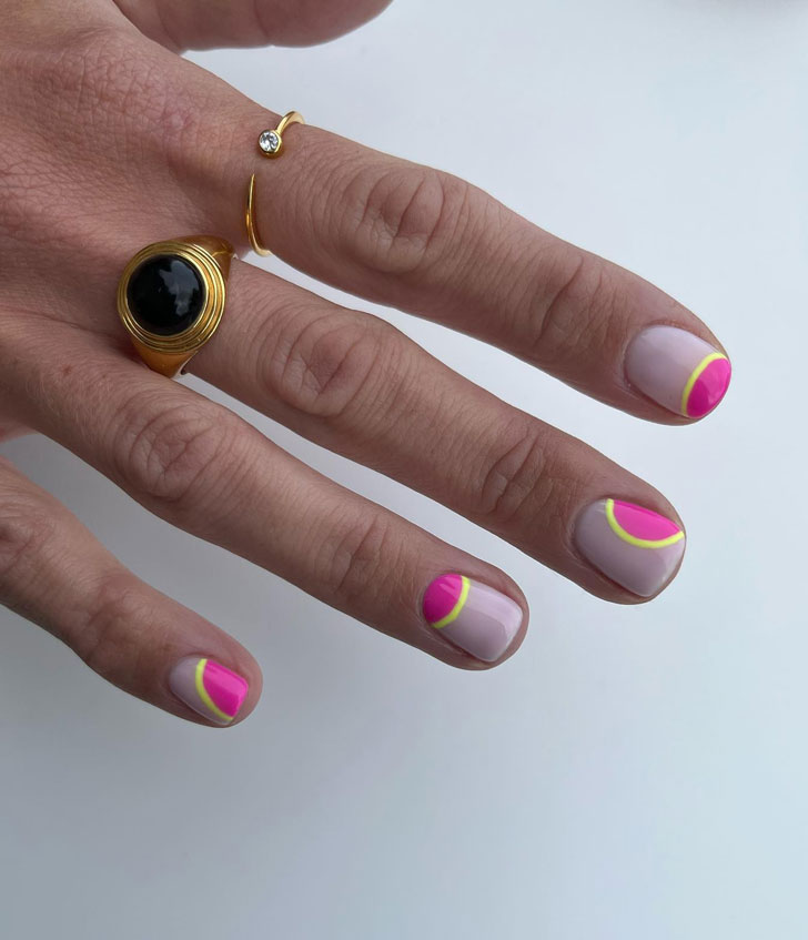 Интересный бежевый маникюр с розовыми кругами на коротких ногтях
