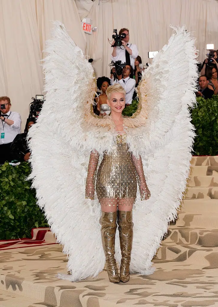 Кети Перри в золотом мини платье и огромных ангельских крыльях