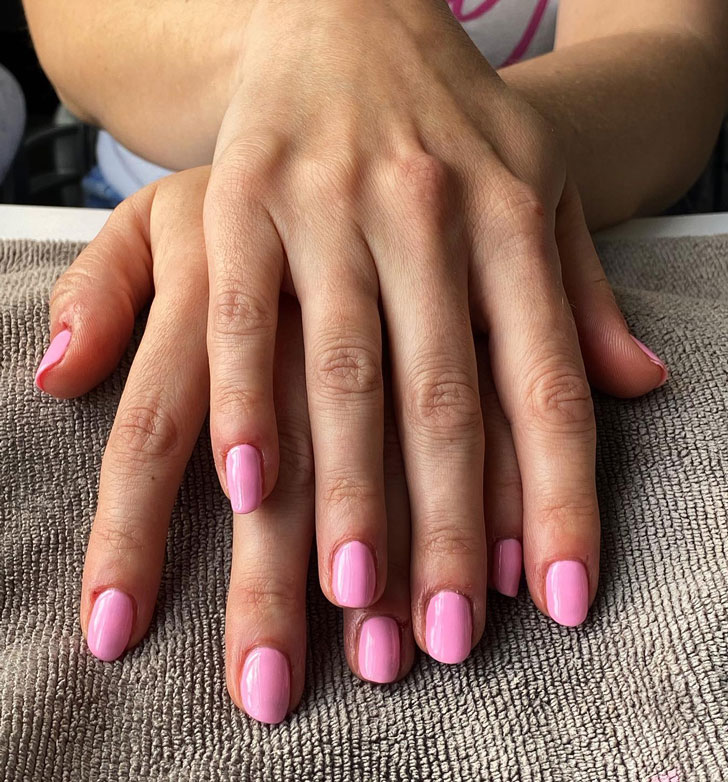 Классический розовый маникюр на коротких натуральных ногтях