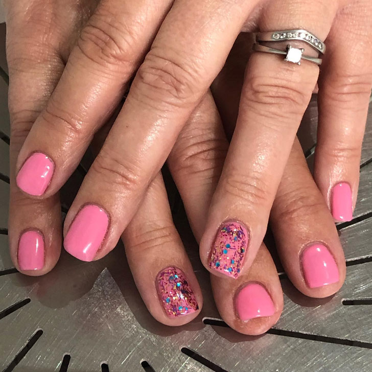 Красивый розовый маникюр с блестками на квадратных натуральных ногтях