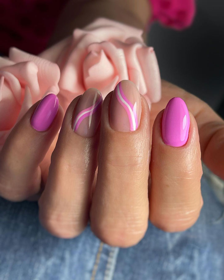 Красивый розовый маникюр в стиле минимализма на овальных ногтях