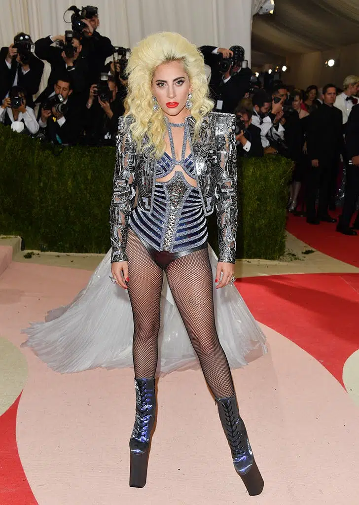 Леди Гага в боди, серебристом жакете и ботильонах на платформе