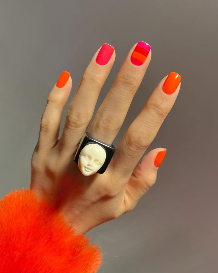Летний оранжевый маникюр с полосатым ногтем