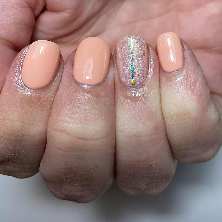 Летний персиковый маникюр с блестками на кротких ногтях