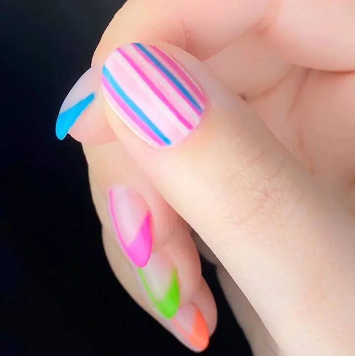 Летний разноцветный френч с полосатым ногтей
