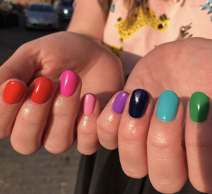 Летний разноцветный маникюр на коротких овальных ногтях