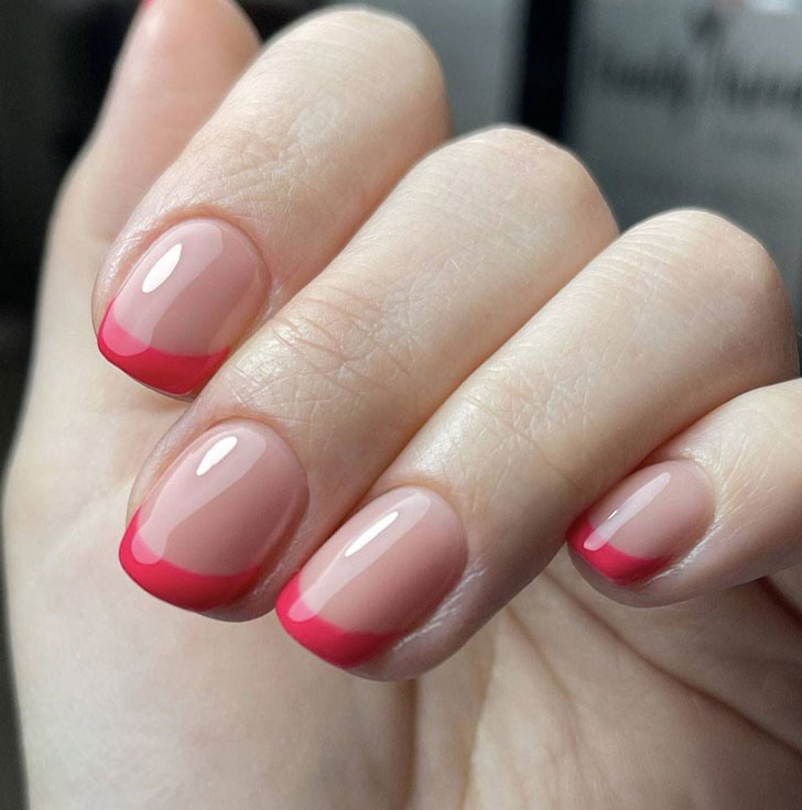 Летний розовый френч на натуральных ногтях средней длины