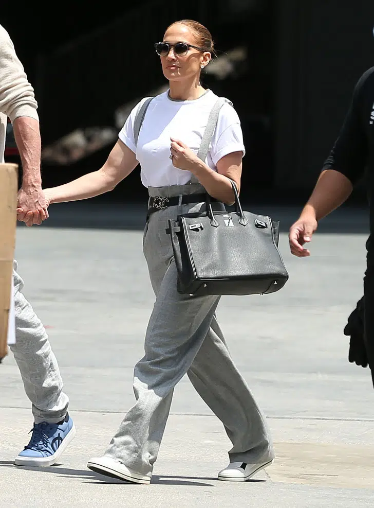 Дженнифер Лопес в модных сводобных брюках, кедах и футболке