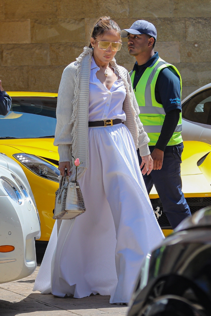 Дженнифер Лопес в белой широкой юбке и простой блузке