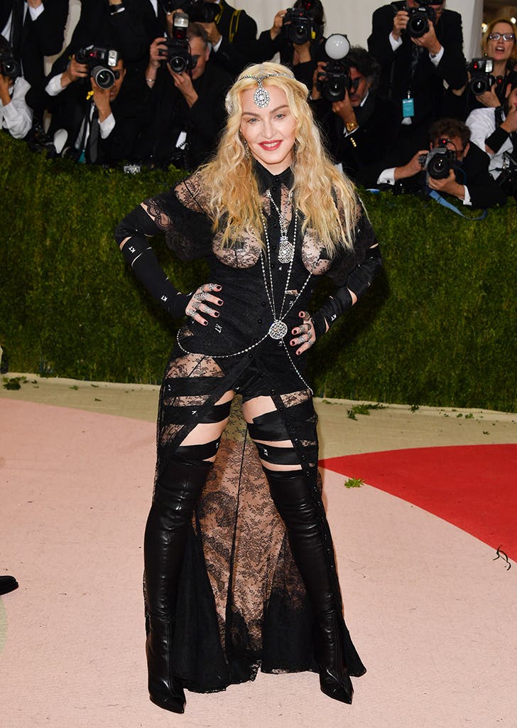 Мадонна в черном корсете из кожи и кружев