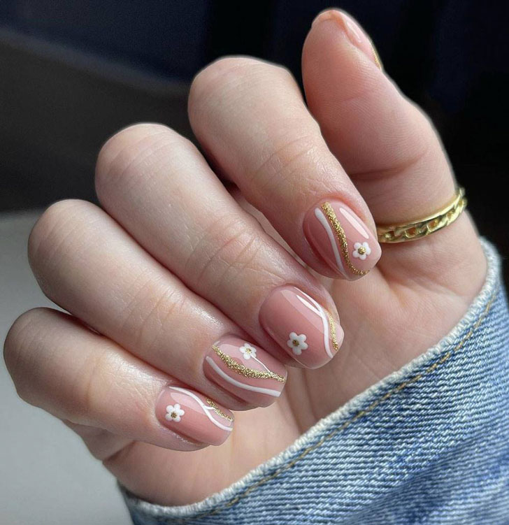 Маникюр с золотыми блестками и белыми цветами на коротких квадратных ногтях