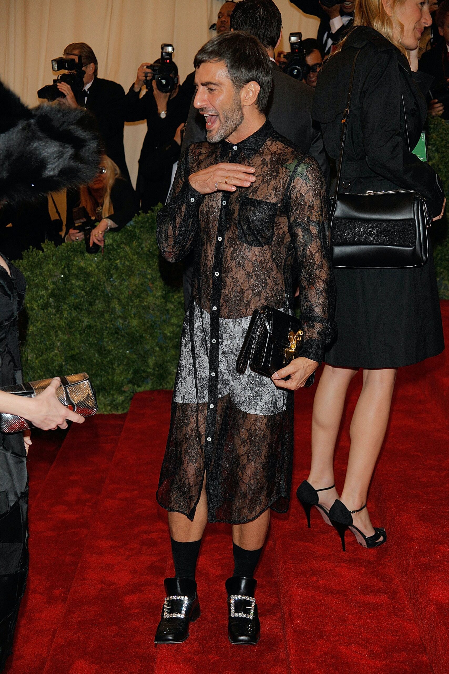Marc Jacobs в черном платье из кружев и лоферах