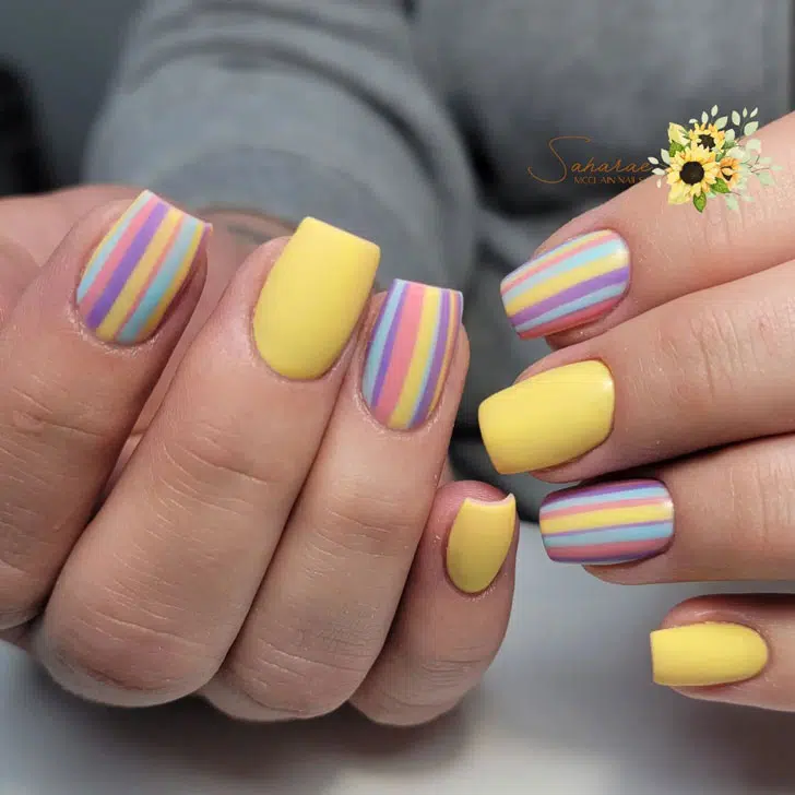 Матовый летний маникюр с разноцветными линиями на квадратных ногтях