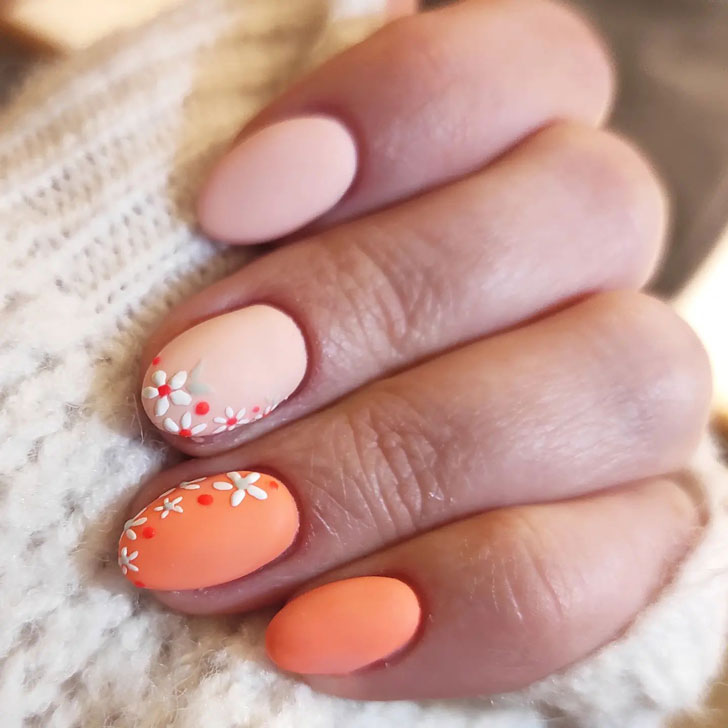 Матовый персиковый маникюр с цветочным принтом на овальных ногтях натуральных ногтях