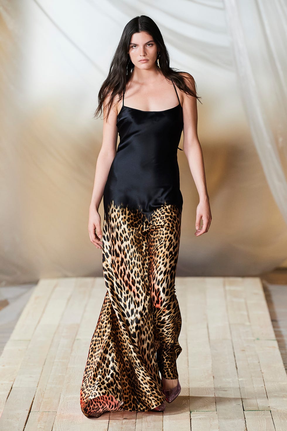 Модель в черном платье комбинация с леопардовым принтом от Roberto Cavalli