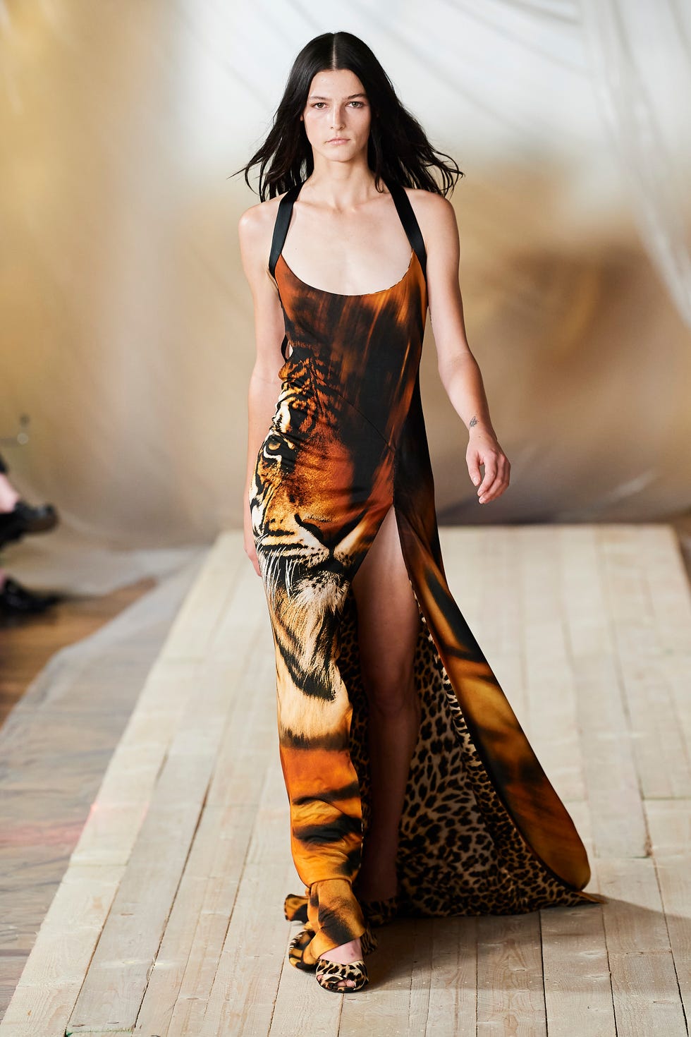 Модель в длинном платье с тигровым принтом и глубоким вырезом от Roberto Cavalli