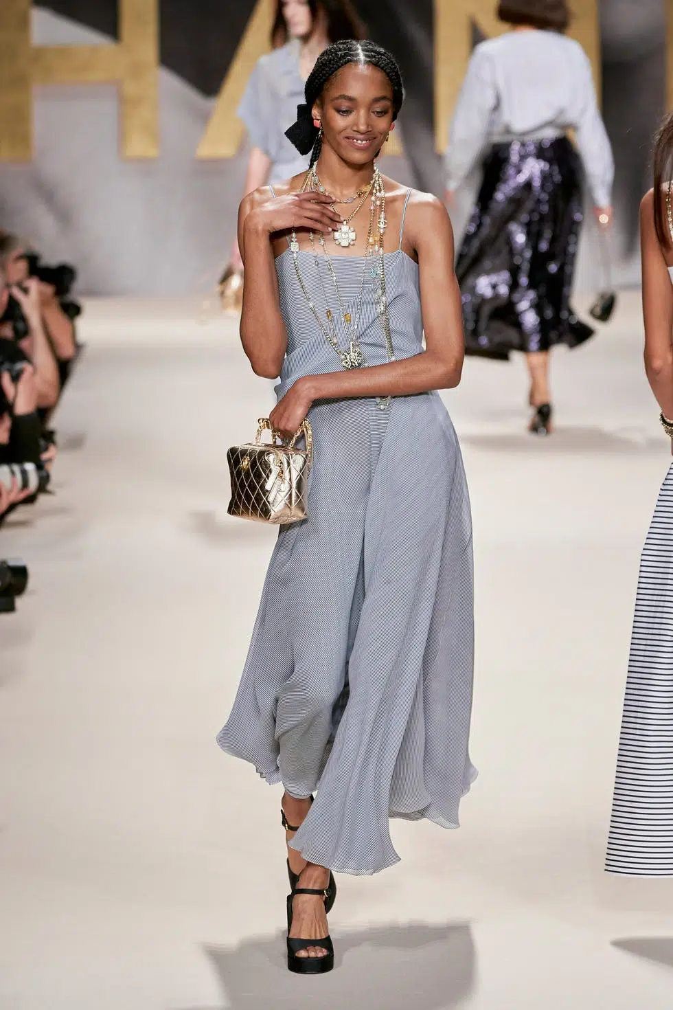Модель в легком голубом платье миди с тонкими бретелями от Chanel