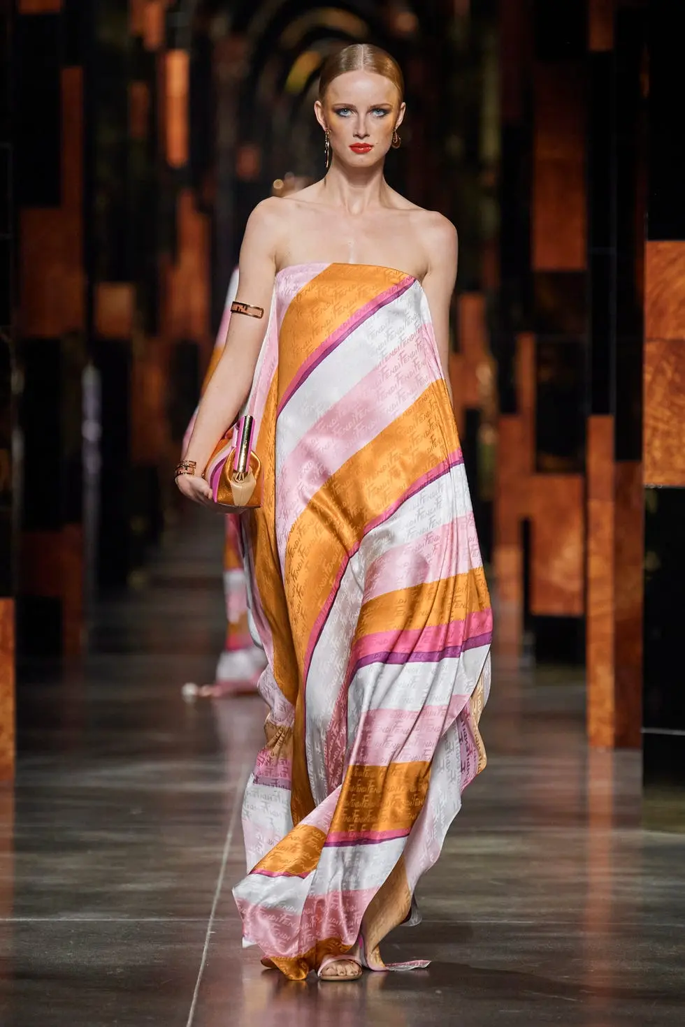 Модель в полосатом шелковом платье бандо до пола от Fendi