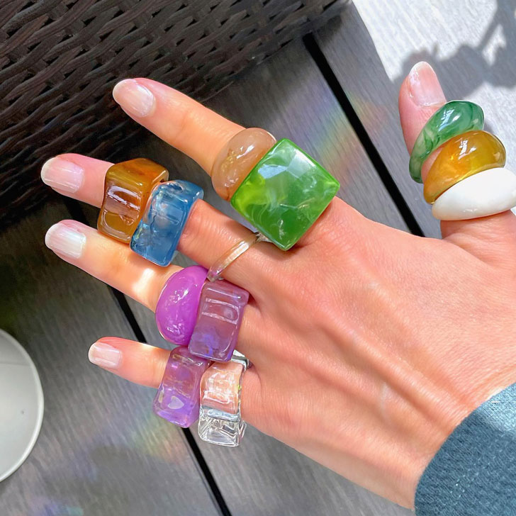 Модные разноцветные кольца из камней