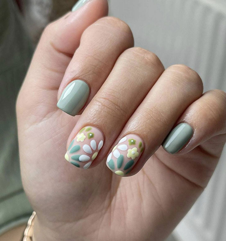 Мятный маникюр с цветами на квадратных ногтях средней длины