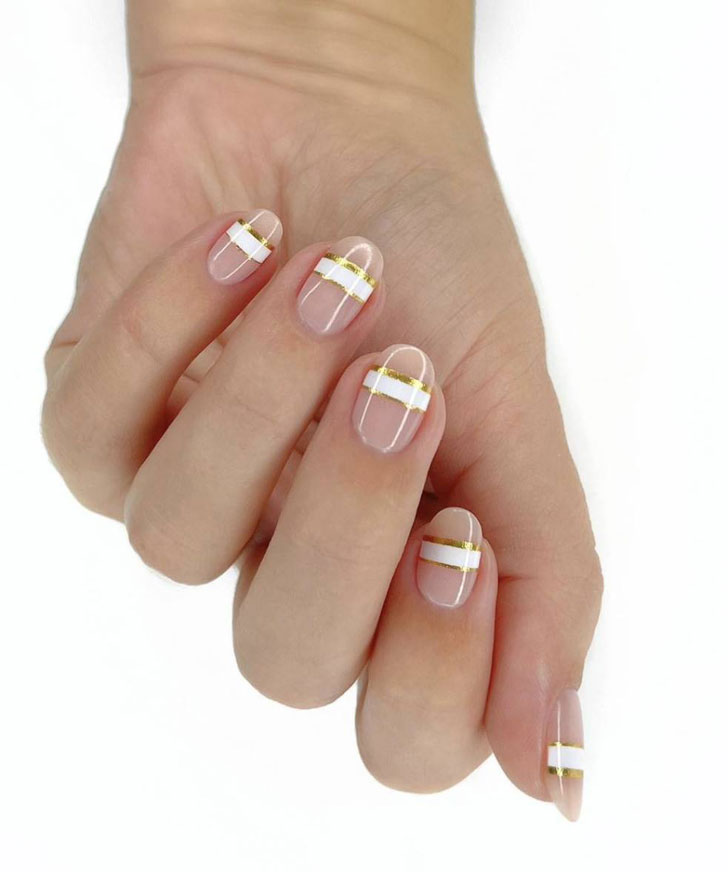 Натуральный маникюр с белой горизонтальной и золотой полосой на овальных ногтях