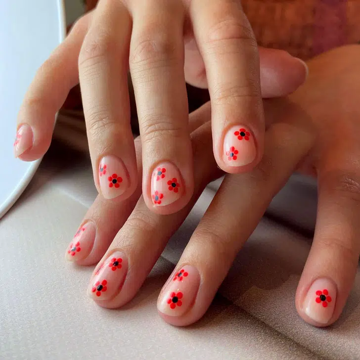 Натуральный маникюр с красными цветами на коротких ногтях