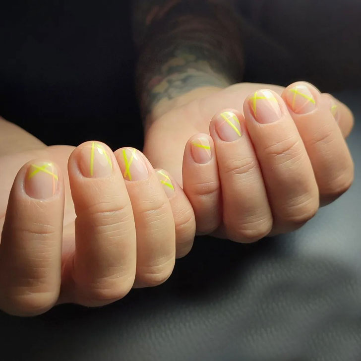 Натуральный маникюр с тонкими желтыми линиями на коротких ногтях