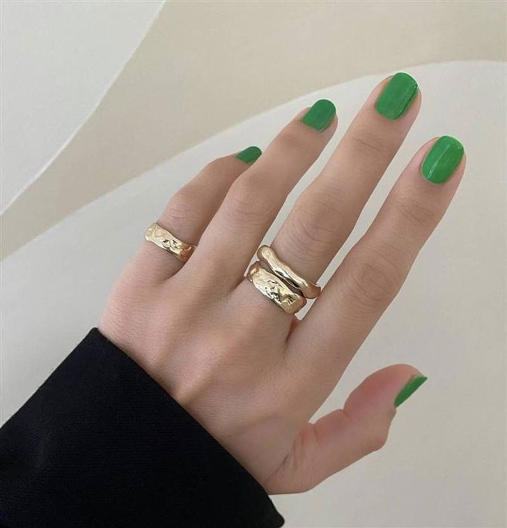 Натуральный зеленый маникюр на коротких квадратных ногтях