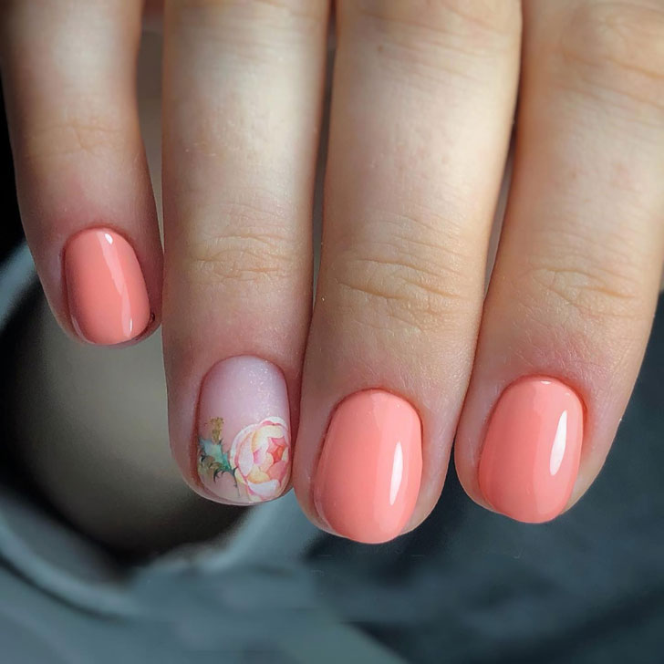 Нежный персиковый маникюр с цветочным принтом на коротких ногтях