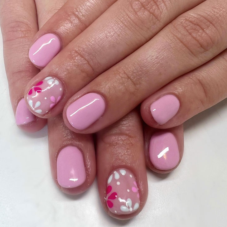Нежный розовый маникюр с цветами на коротких натуральных ногтях