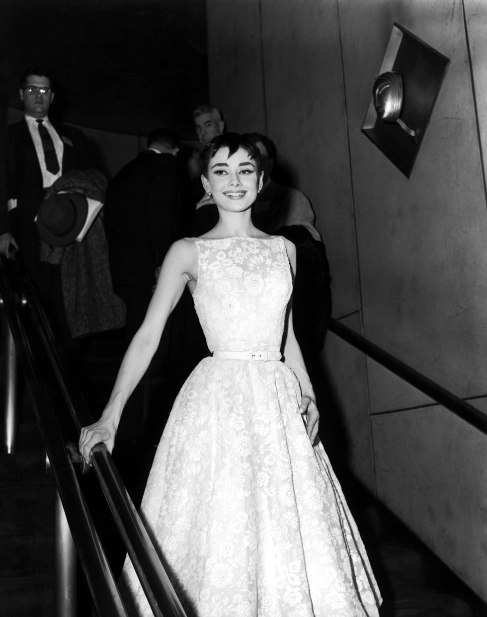 Одри Хепберн в романтичном платье с цветочным принтом и тонким ремнем на талии