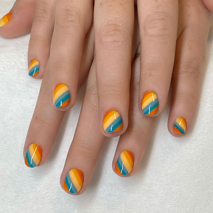 Оранжево синий маникюр в полоску на коротких натуральных ногтях