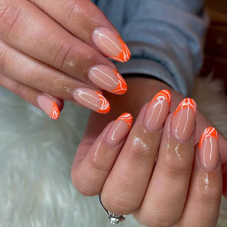 Оранжевый френч с белыми линиями на овальных ногтях