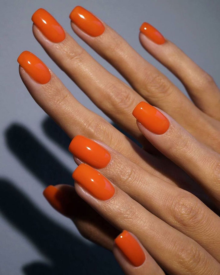 Оранжевый глянцевый маникюр на квадратных ногтях