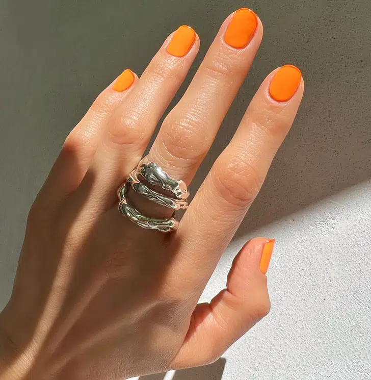 Оранжевый маникюр с тонкой окантовкой на коротких натуральных ногтях