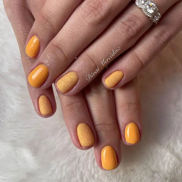 Оранжевый маникюр с блестками на коротких натуральных ногтях