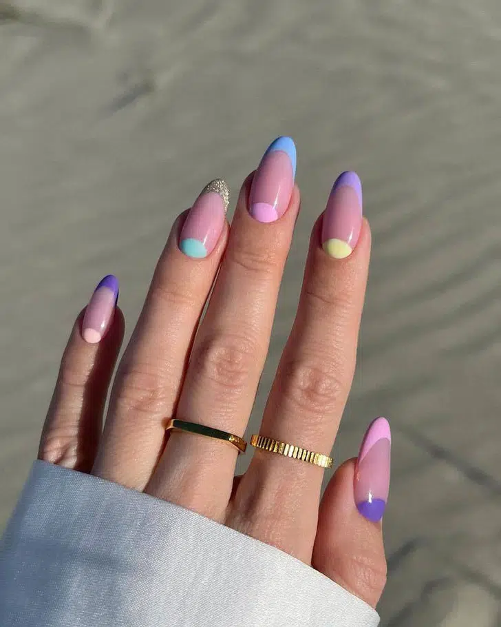 Пастельный разноцветный френч на длинных овальных ногтях