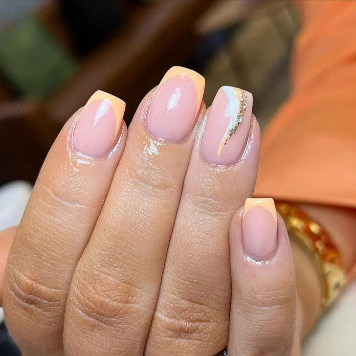 Персиковый френч с блестками на квадратных ногтях средней длины