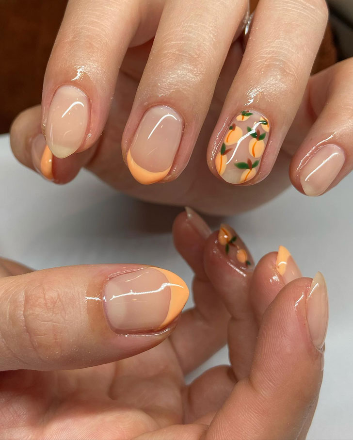 Персиковый френч с летним принтом на коротких острых ногтях