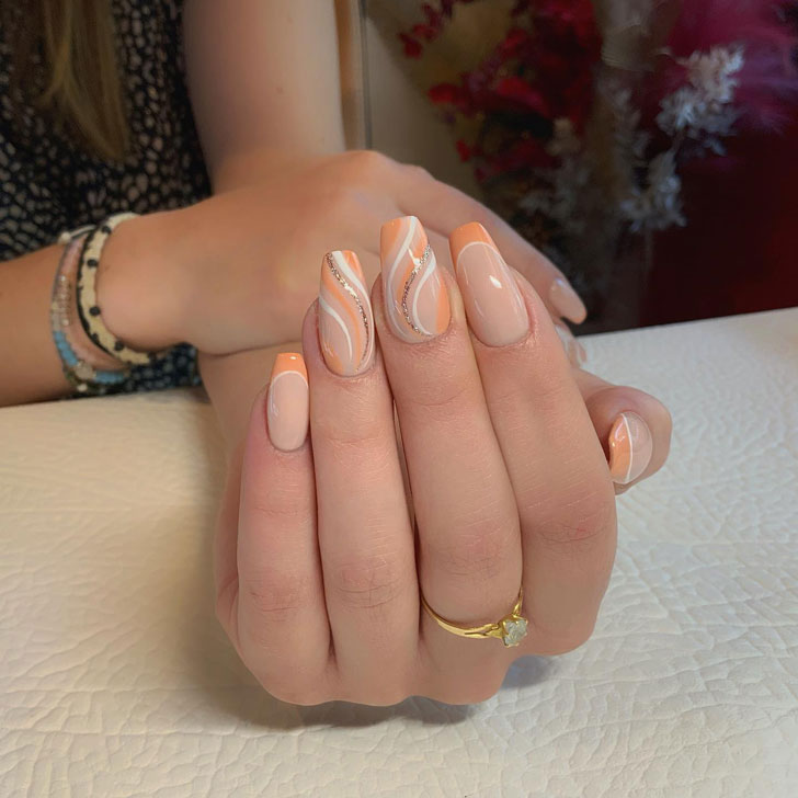 Персиковый маникюр с волнами и блестками на длинных квадратных ногтях
