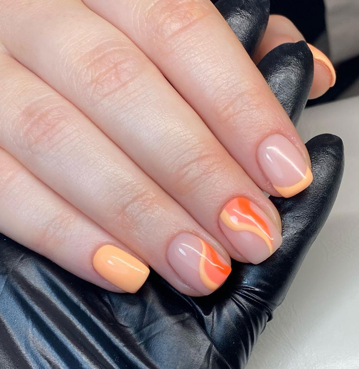 Персиковый маникюр с волнами на коротких квадратных ногтях