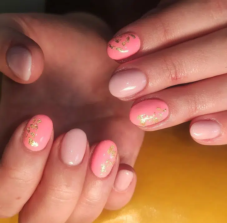 Персиковый маникюр с золотой фольгой на коротких овальных ногтях