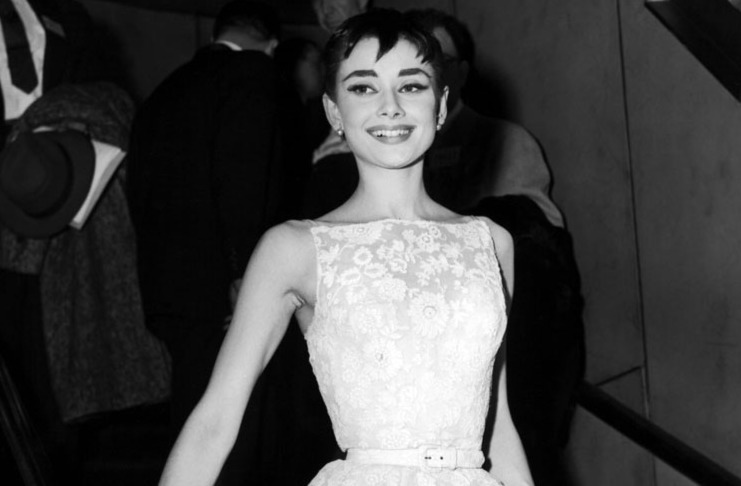 15 самых красивых платьев в истории церемонии вручения премии Оскар начиная с Одри Хепберн