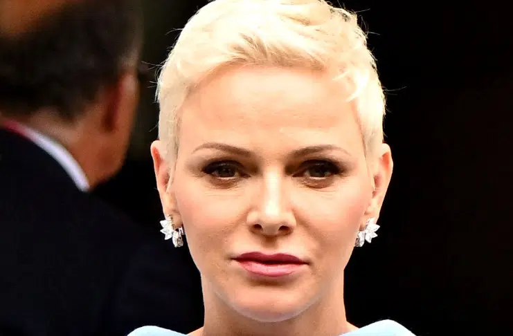 Принцесса из Монако в комбинезоне королевского оттенка и платиновой пикси выглядит ослепительно