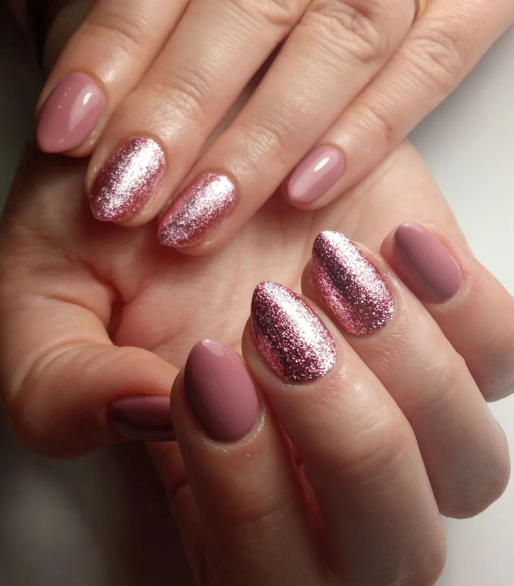Пыльно розовый маникюр с блестками на миндальных ногтях средней длины
