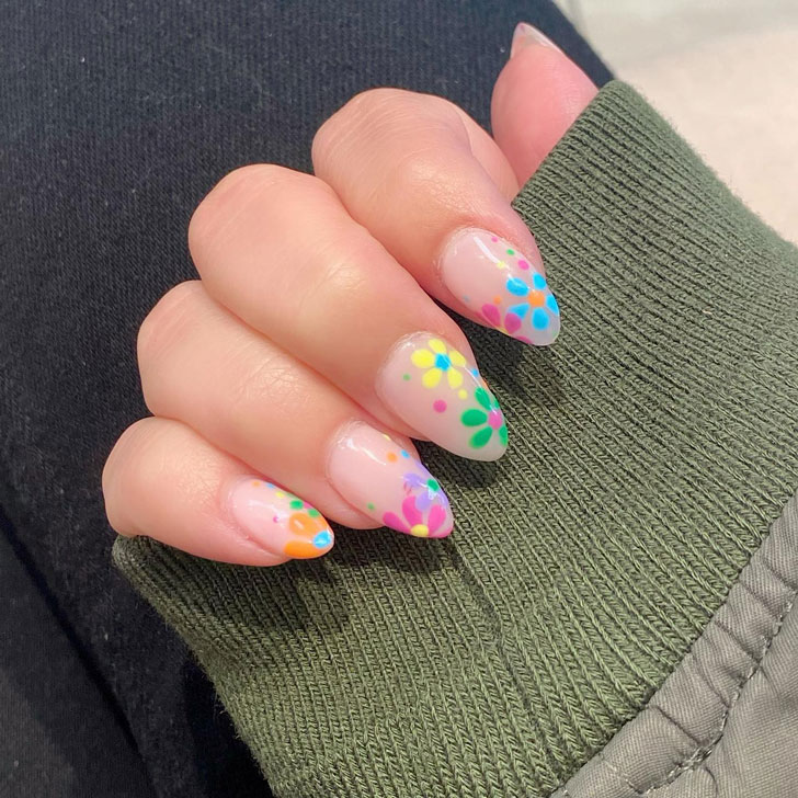 Разноцветный цветочный маникюр на миндальных ногтях