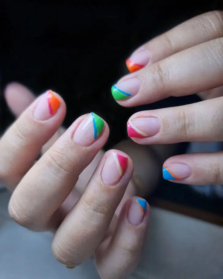 Разноцветный диагональный френч на коротких квадратных ногтях