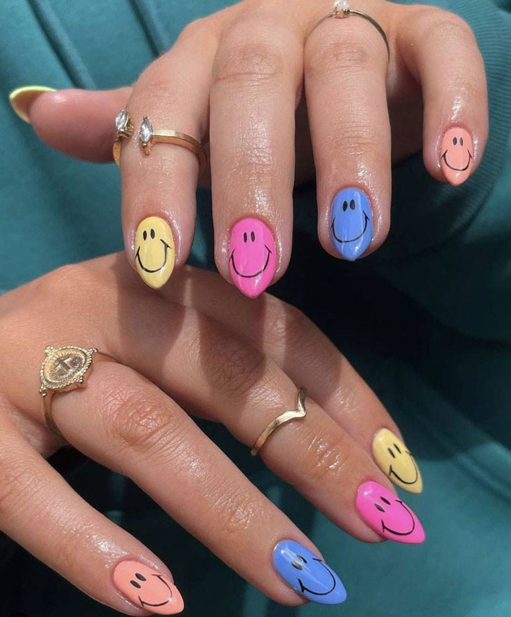 Разноцветный маникюр с веселыми смайлами на миндальных ногтях
