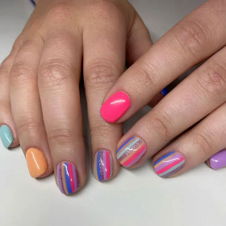 Разноцветный маникюр в полоску с блестками на коротких натуральных ногтях